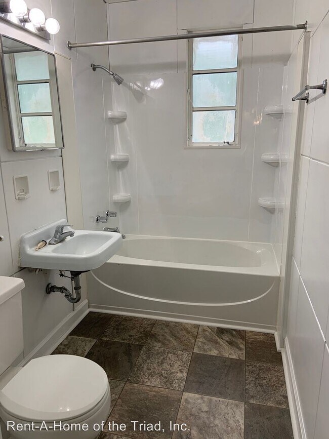 Building Photo - 2 br, 1 bath House - 2103 Dellwood Drive