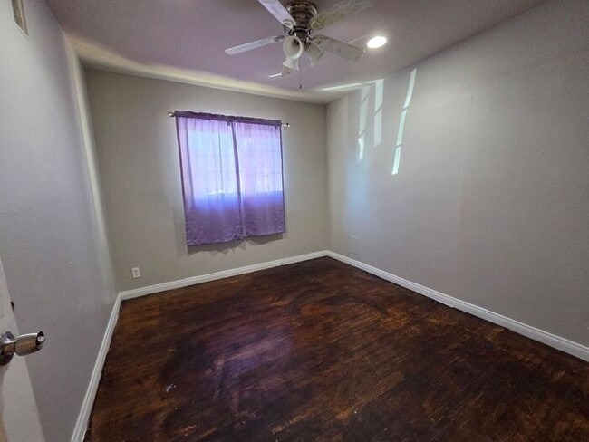 Building Photo - New Listing!