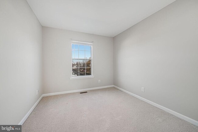 Building Photo - 329 Barnfield Square NE