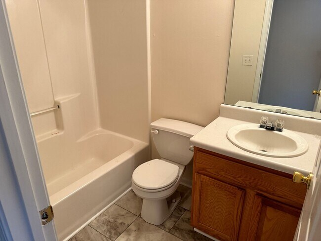 Building Photo - Lovely Highland Creek Three Bedroom Home!