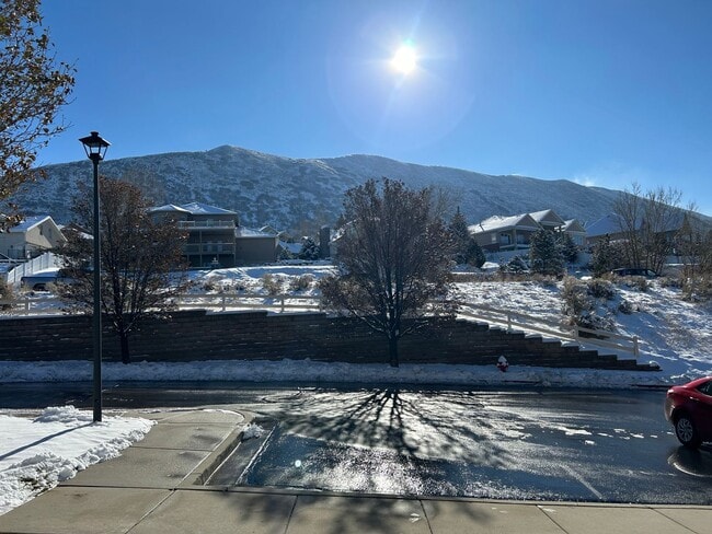 Building Photo - Great 2 Bed 2.5 Bath Draper Bench Condo