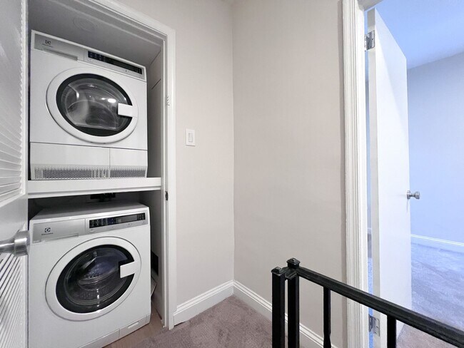 Building Photo - 419 S 17th St