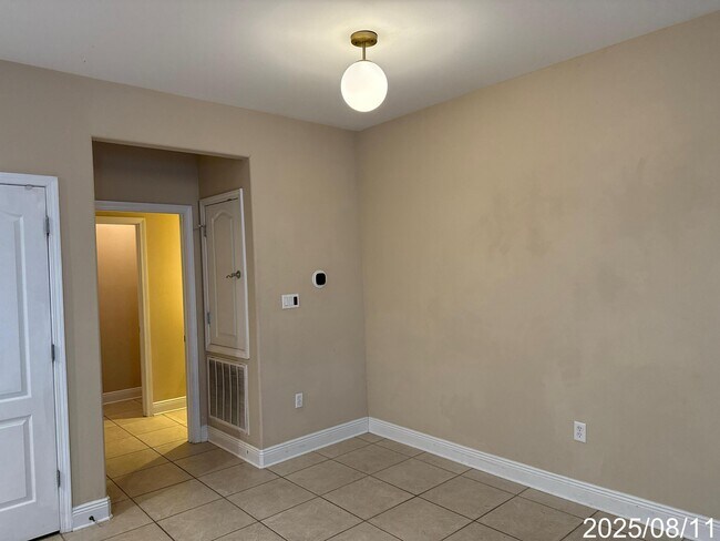 Building Photo - 544 Maple Ave