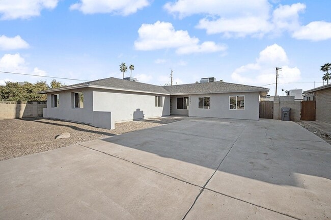 Building Photo - 6 Bed/ 3 Bath with Pool