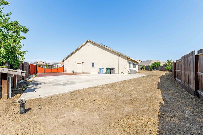 Building Photo - 4 bedroom home for RENT in Manteca with RV...