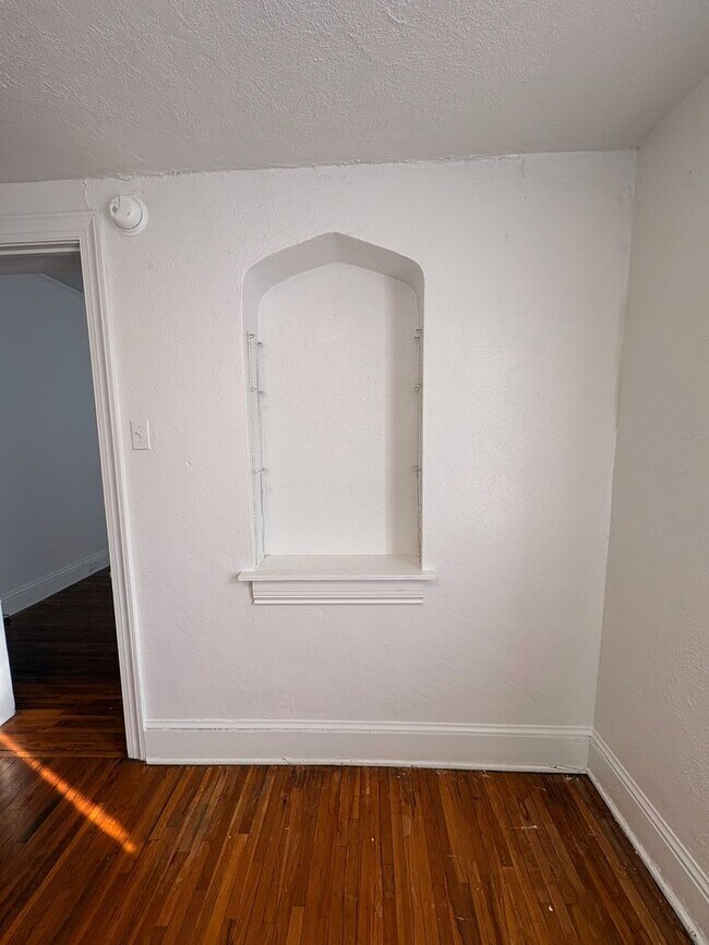 Building Photo - 1st Floor, 1-2 Bedroom Apartment with Yard in York City SD