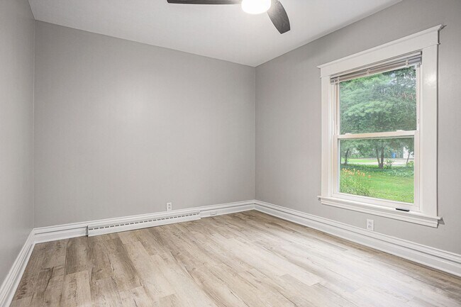 Building Photo - Fully Renovated 3 bed 2 bath home - Ask about our security deposit alternative!