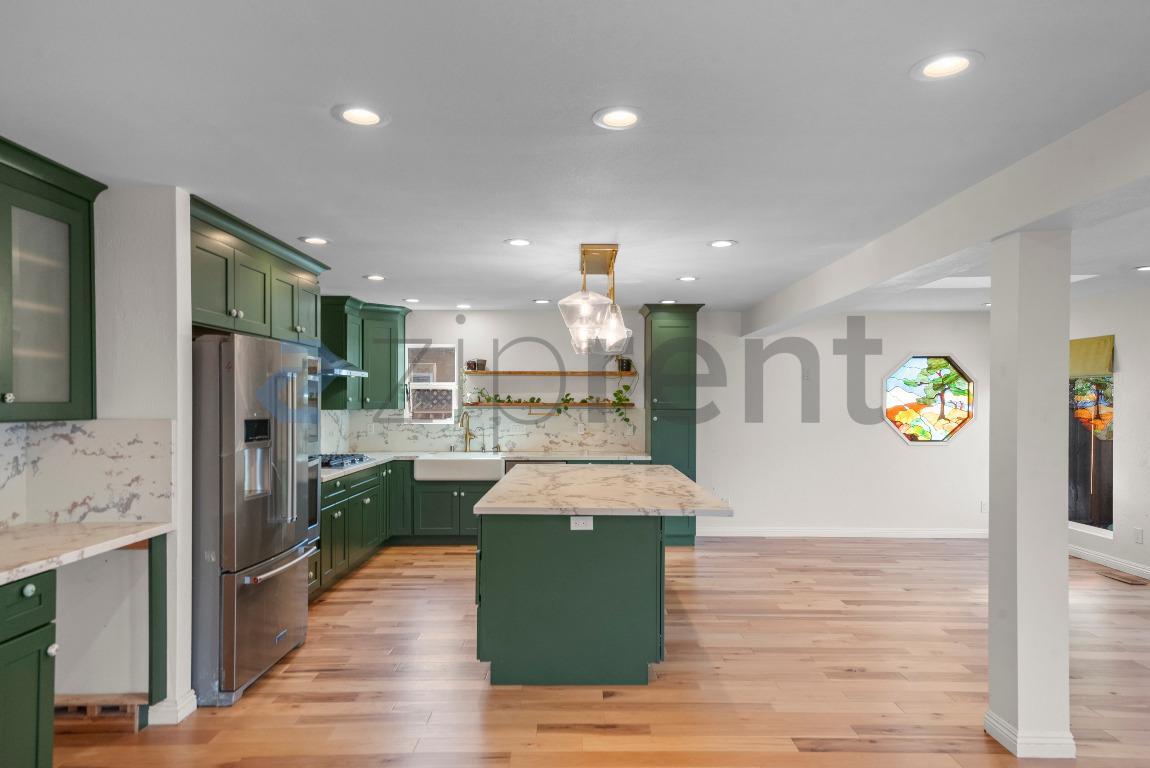 Building Photo - 743 Shawnee Ln