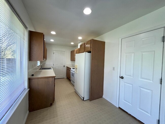 Building Photo - 3 Bed 2 Bath Home with Fenced Yard