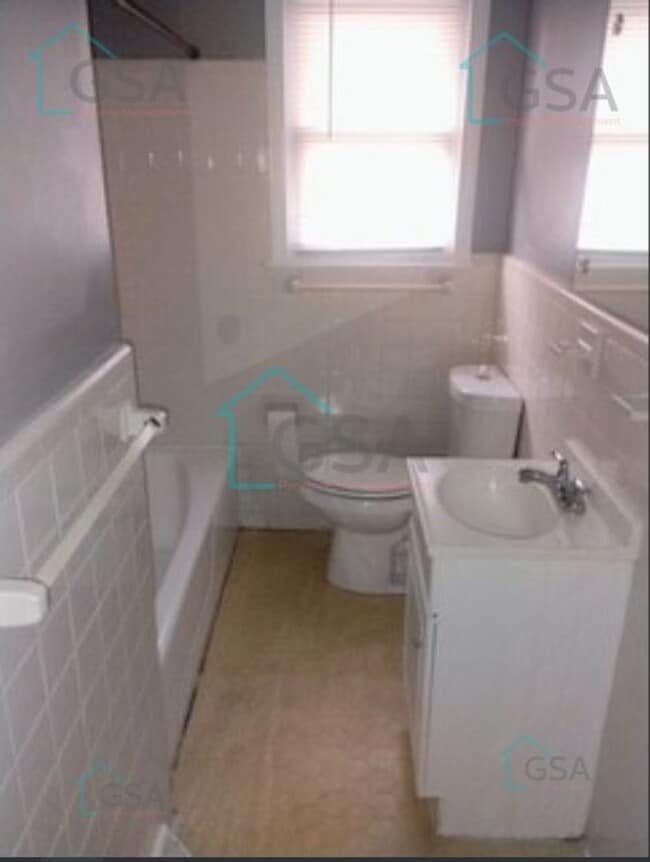 Building Photo - Two Bedroom Two Bath