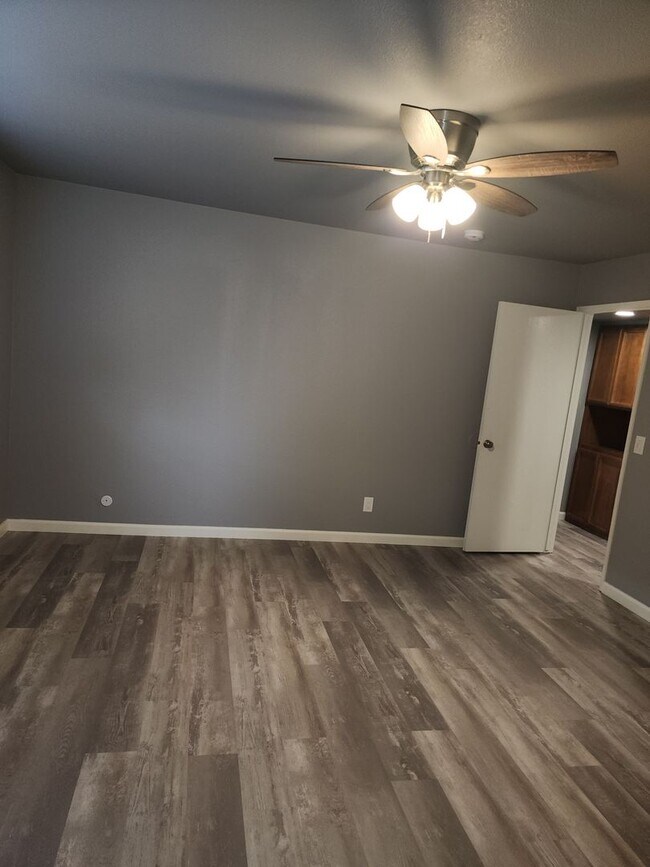 Building Photo - 8616-8618 La Riviera Dr