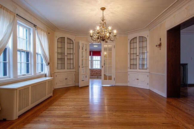 Building Photo - Gorgeous 5 Bedroom / 4.5 Bath Home located right off Happy Hollow Blvd!