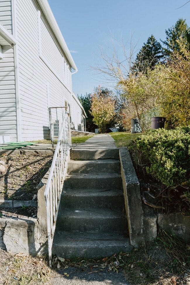 Building Photo - 955 E Elm St