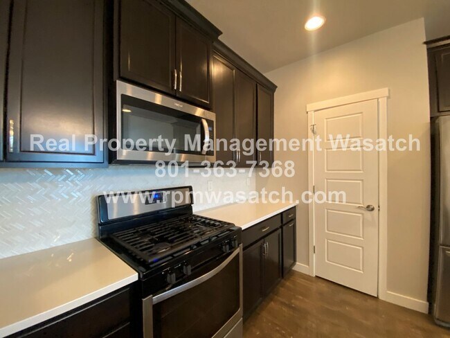 Building Photo - Beautiful 3 Bed, 4 Bath Townhome with 2-ca...
