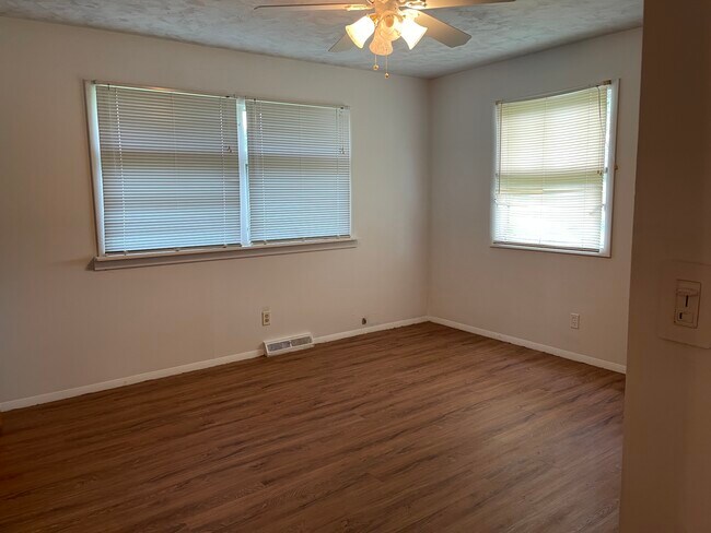 Building Photo - 102 Oaklawn Cir