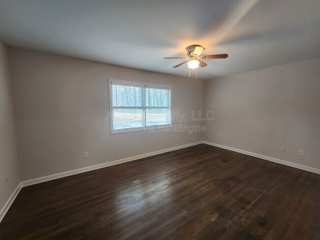 Building Photo - 1651 Line Cir