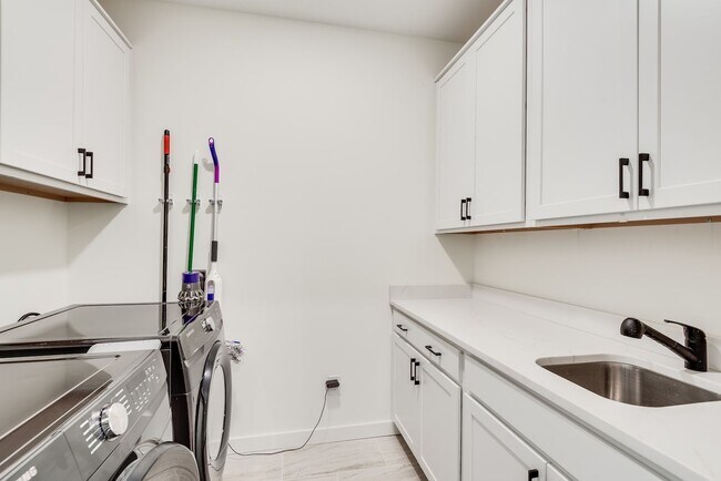 Building Photo - Gorgeous 3/3.5 Townhome Minutes From Downt...