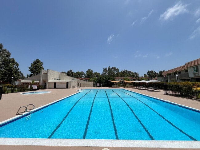 Building Photo - Stunning Townhome in Tanglewood Community