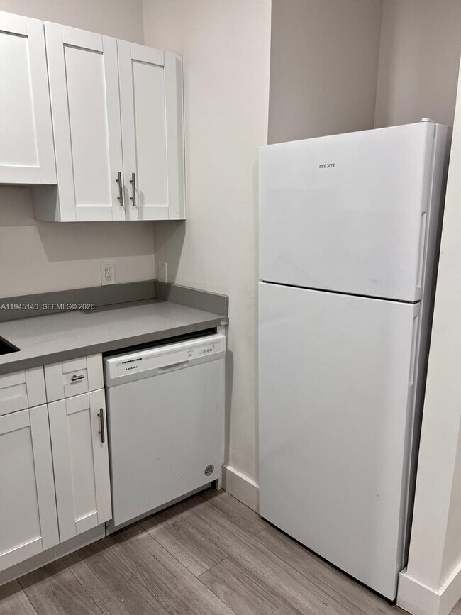 Building Photo - 852 SW 13th Ave