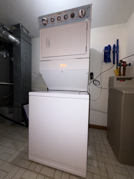 Building Photo - 7850 Betsy Ross Cir