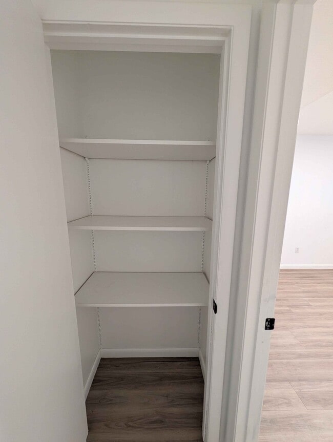 Building Photo - Park Creeke Apartments