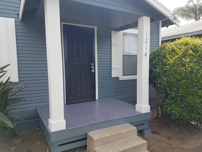 Building Photo - Walk to Beach, W/D, Shared Yard, Parking, No Pets