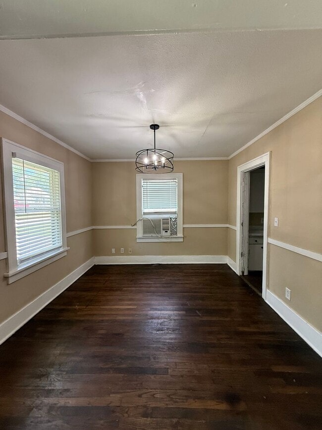 Building Photo - New paint/ hardwood floors 2BD 1 BA