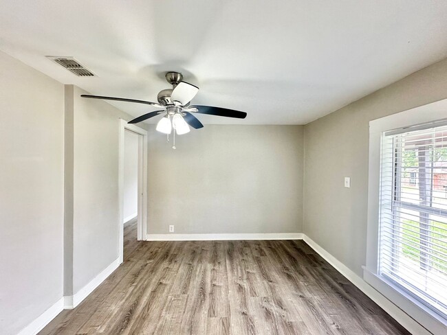Building Photo - Available Now! Charming & Updated 3-Bedroo...