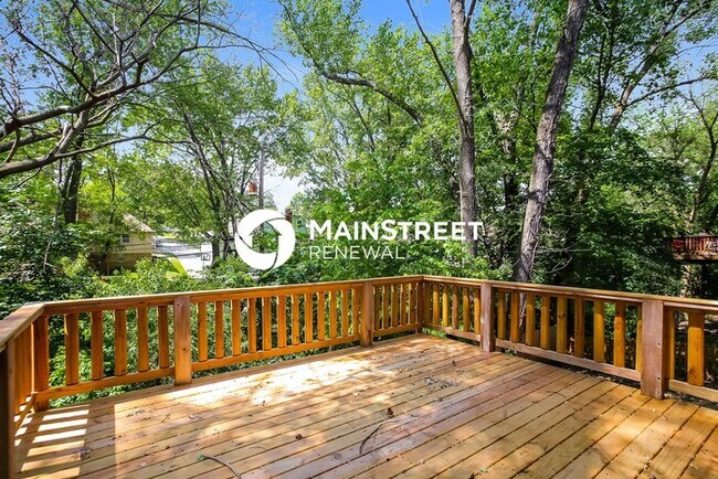 Building Photo - 4 Bedroom Pet-Friendly Home in Kansas City, MO with Main Street Renewal