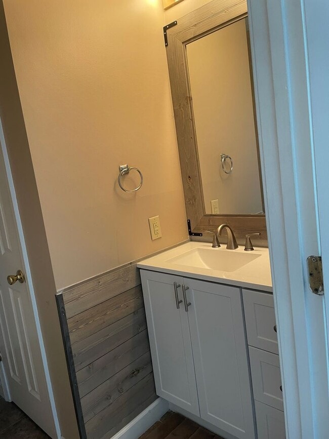 Building Photo - 11th Place Condominiums- 2BD/1.5 BA: Avail...