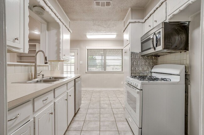 Building Photo - Move In Special - 1/2 off 1st months rent