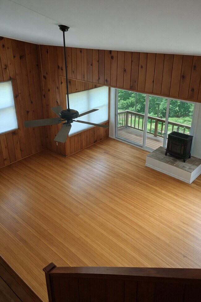 Building Photo - "Charming 2-Bedroom Retreat with Granite Touches and Hardwood Elegance in Hendersonville!"