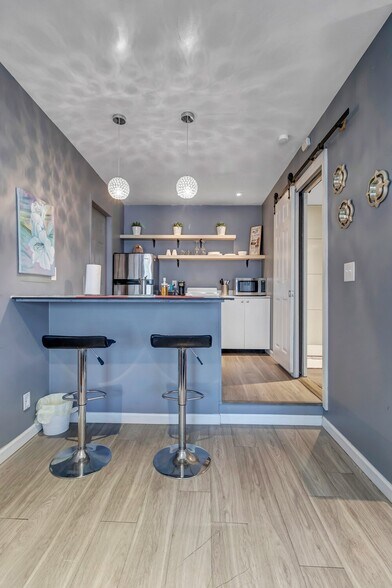 Building Photo - 1850 N Laura St