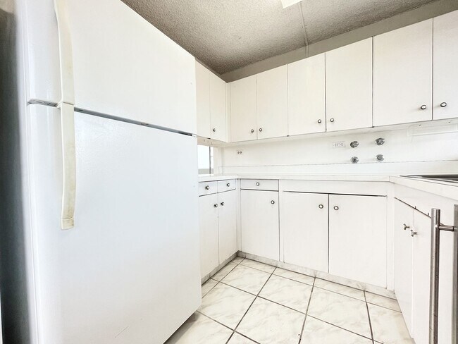 Building Photo - Versatile Waikiki 2-Bedroom, 2-Bath Condo with 1 Parking