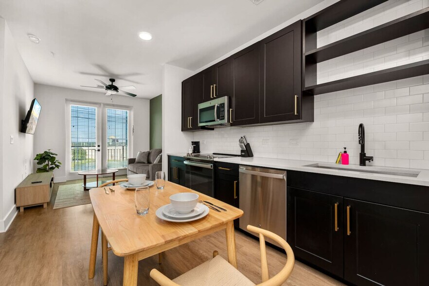 Building Photo - 207 N Himes Ave