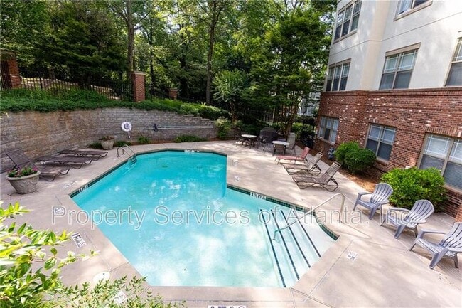 Building Photo - 5559 Glenridge Dr