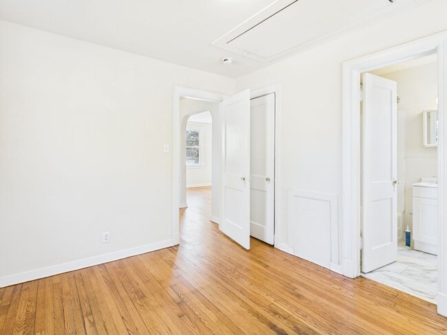 Building Photo - 500 Pelham Dr