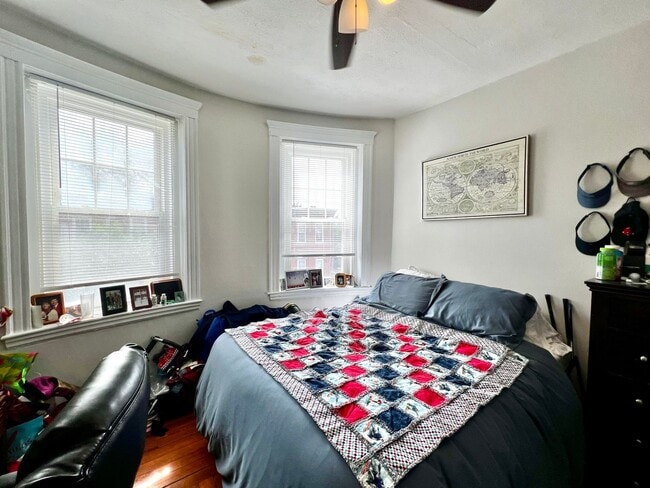 Building Photo - Stylish Top-Floor 2-Bedroom Condo with Pri...