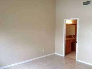Building Photo - ***HUNTINGTON LAKES *** CONDO*** ANNUAL***...