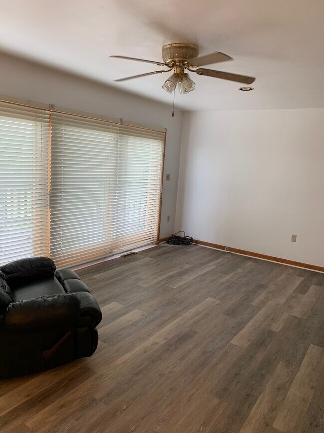 Building Photo - 2 Br 2 Ba house in the county; quiet and p...