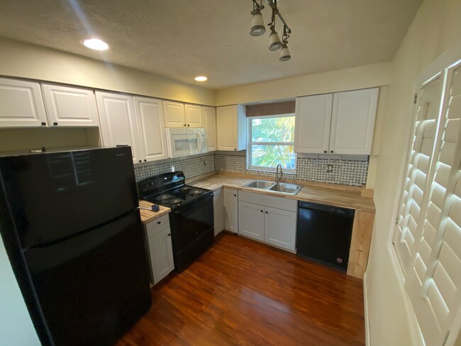 New Kitchen/New Appliances - 3737 Park St N