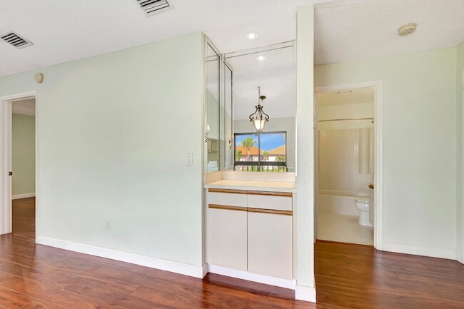 Building Photo - 351 Club Cir