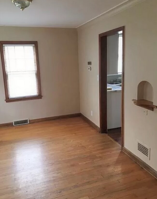 Building Photo - Charming 3 Bedroom Duplex Close to Dining,...
