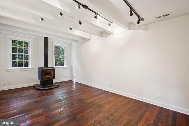 Building Photo - 323 N Patrick St