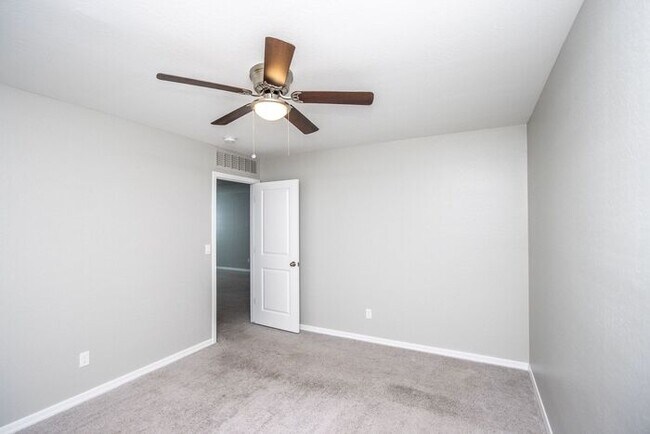 Building Photo - Home at Mission Royal Resort Living Community! 5bd 3ba 2688sqft!