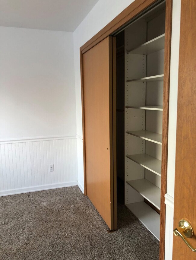 Building Photo - 501 E Walnut Cir