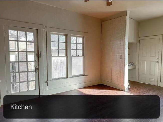 Building Photo - Spacious Prairie Style Home- 3 Bed, 1 Bath...