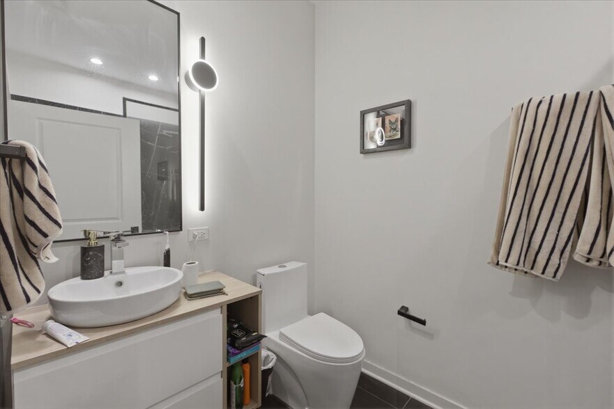 Building Photo - 4177 W Belmont Ave