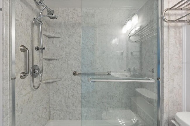 Building Photo - 209 NE Lincoln Cir N