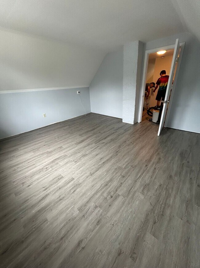 Building Photo - 15-Poplar-St